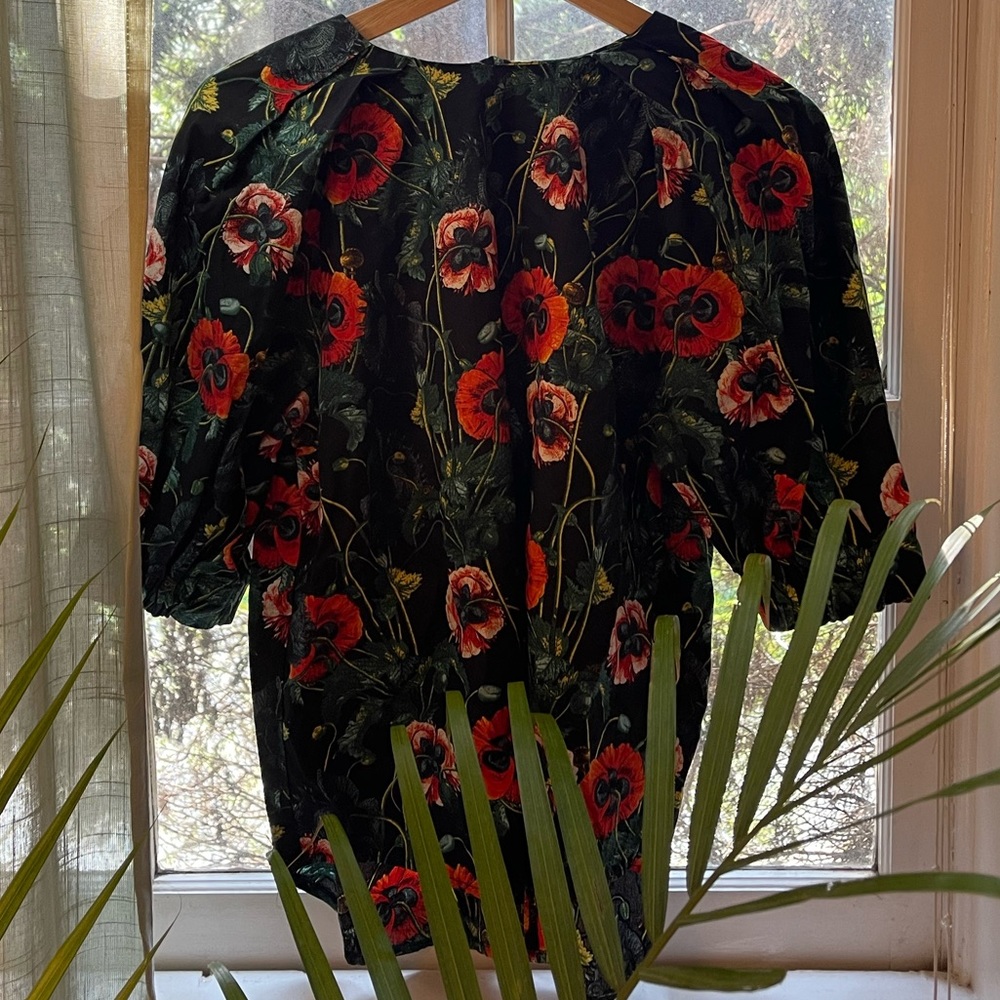 Beautiful poppy floral blouse with puff sleeve